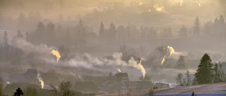 כפר בפולין מכוסה ערפיח שנגרם משימוש בתנורי פחם. אירוסולים. צילום: depositphotos.com