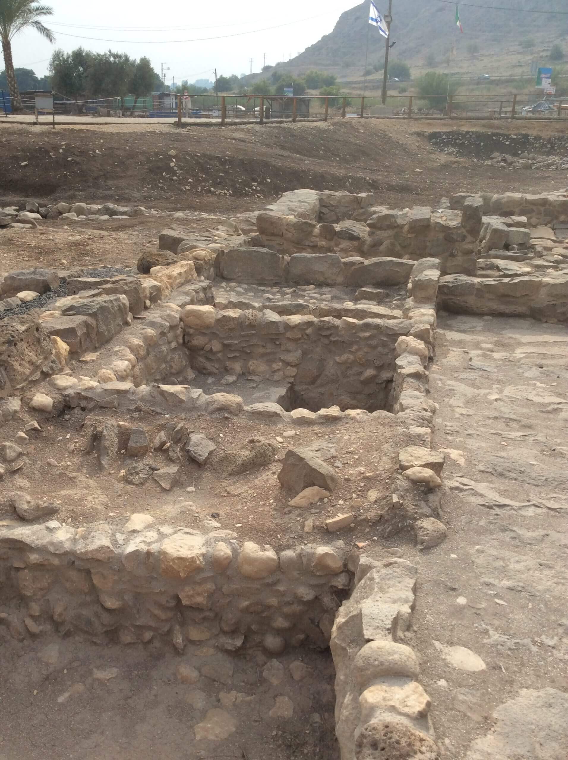 שרידי חנויות ובהן בריכות דגים שנחשפו במגדל (מתוך ויקיפדיה)