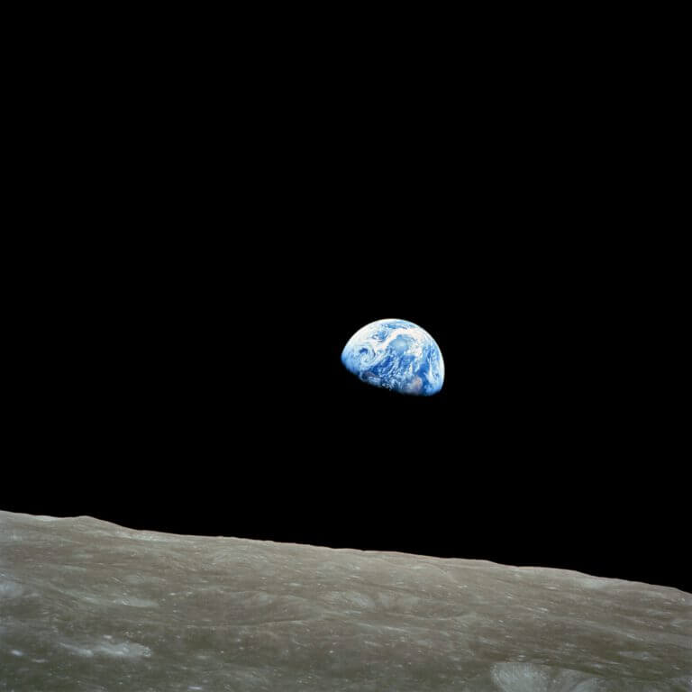 מראהו הבודד של כדור הארץ, ספירה קטנה של חיים בתוך חושך אינסופי, עורר הכרה עולמית בייחוד והשבריריות של החיים. "Earthrise", תצלום: Bill Anders