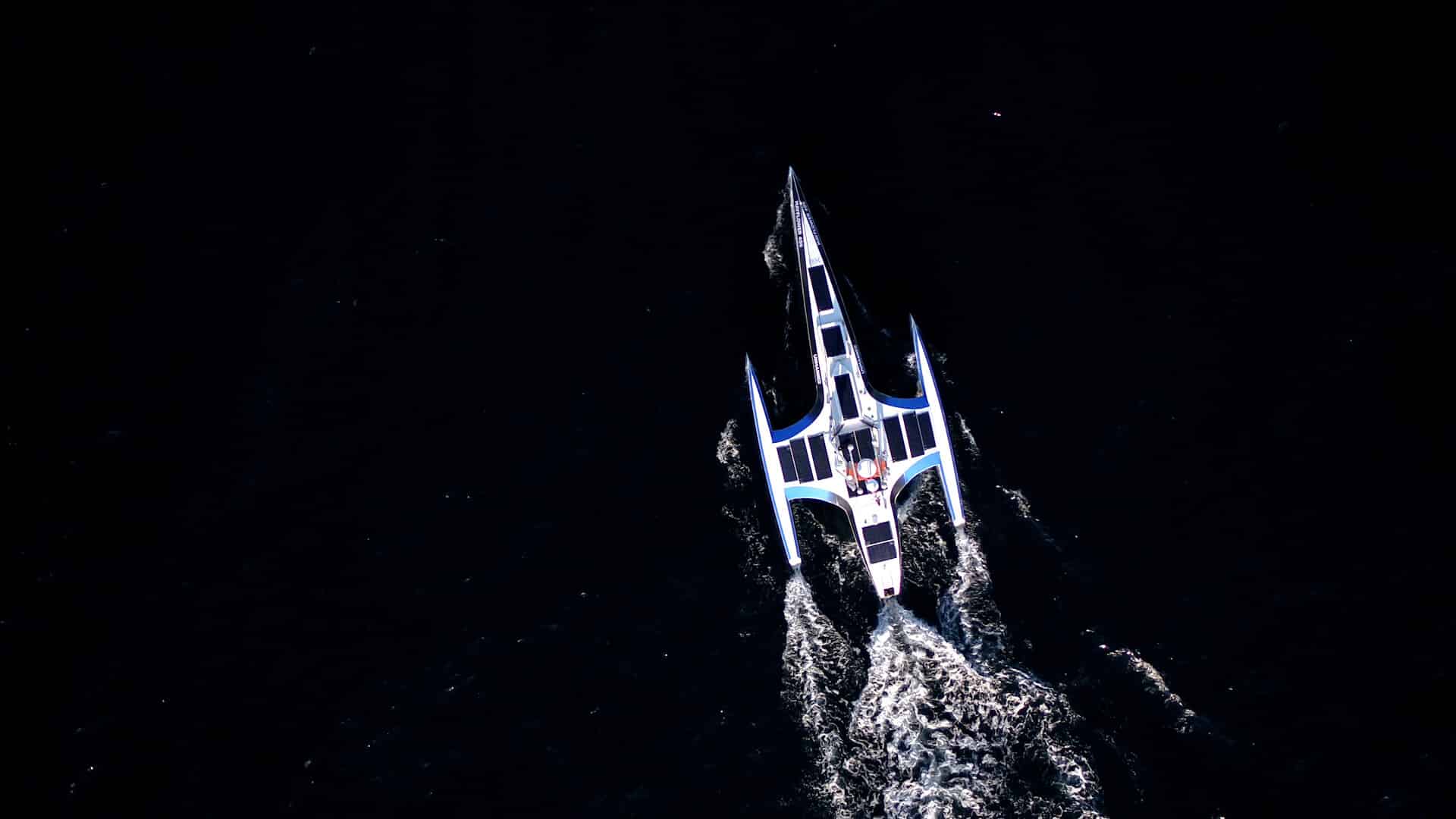 צילום רחפן של הספינה האוטונומית מייפלאואר עם יציאתה לאוקיאנוס האטלנטי בפלימות' בריטניה ב-15 ביוני 2021. צילום יחצ IBM