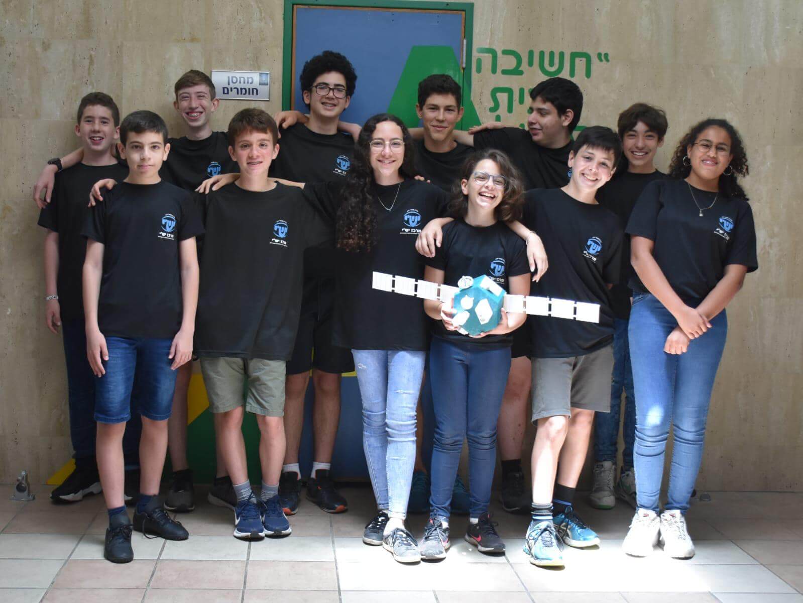 طلاب مدرسة يشي كفار سابا الحاصلون على المركز الأول في نهائيات أولمبياد رامون الفضائي الرابع للمدارس المتوسطة في إسرائيل