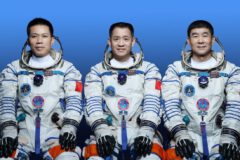 האסטרונאוטים הסיניים (משמאל) טאנג הונגבו, ני היישנג וליו בומינג הם הצוות הראשון של תחנת החלל של סין. צילום: שינחואה
