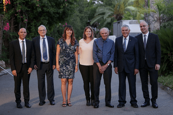 טקס הענקת פרסי וולף לזוכים הישראלים. מימין לשמאל: ד"ר רפי ביסטריצר, יו"ר קרן וולף בפועל הפרופ' דן שכטמן, פרופ' לסלי לייזרוביץ, מנכ"לית קרן וולף רעות ינון ברמן, ד"ר ציפי לנדאו, פרופ' מאיר להב ונשיא מכון ויצמן, אלון חן. צילום: קרן וולף.