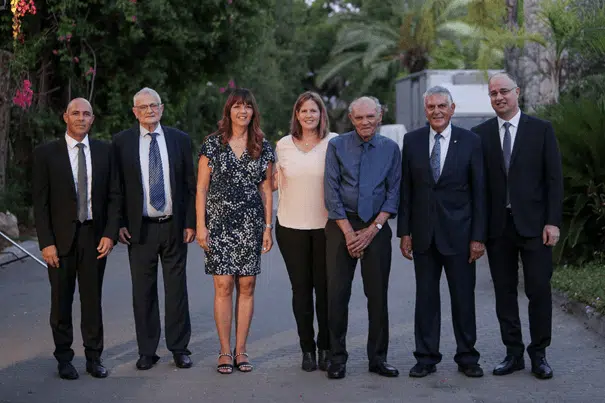 The ceremony of awarding the Wolf Prizes to the Israeli winners. From right to left: Dr. Rafi Bistritzer, Acting Chairman of the Wolf Foundation, Prof. Dan Shechtman, Prof. Leslie Lazerovitz, CEO of the Wolf Foundation Reot Yanon Berman, Dr. Tzipi Landau, Prof. Meir Lahav and the President of the Weizmann Institute, Alon Chen . Photo: Keren Wolff.