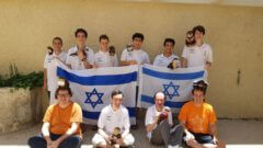 עומדים, משמאל לימין: דרור פריד יאיר שהם אלמוג ולד שחר פרידמן עומרי זמר יהל מנור יושבים, משמאל לימין: לב רדזיווילובסקי, המאמן הראשי אלכסנדר טולסניקוב, מאמן דניאל קנר, מאמן, deputy leader (מלווה המשלחת) גיא קפון, מאמן. צילום: באדיבות דף הפייסבוק אולימפיאדות מתמטיות בישראל.