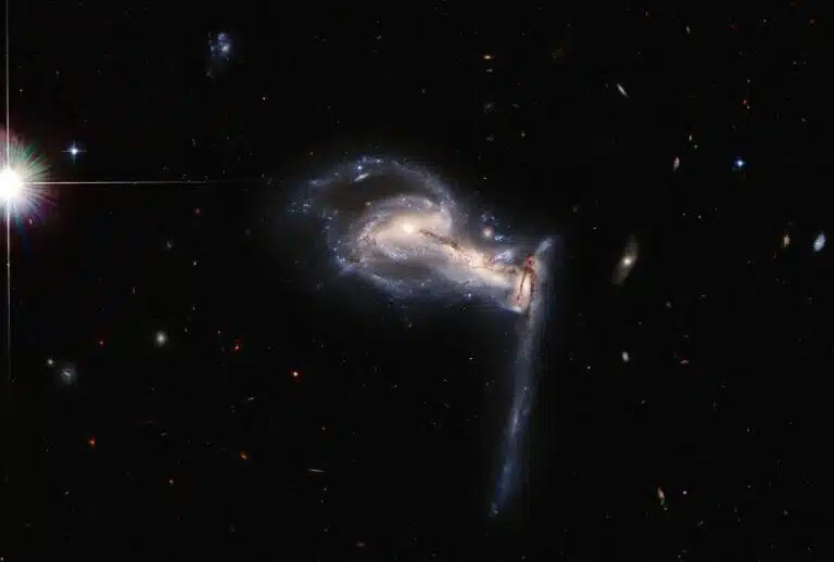 תמונה של ארפ 195 שצילם טלסקופ החלל האבל, משיכת חבל כבידתית תלת צדדית מרהיבה באינטראקציה בין גלקסיות