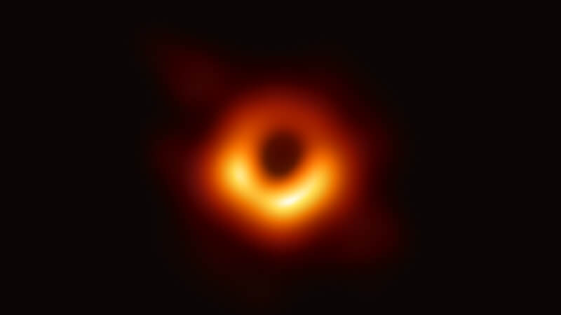 קרינת גלי רדיו מסביבתו של החור השחור הענק במרכזה של הגלקסיה M87. העגול הכהה במרכז הוא החור השחור. הצילום בוצע ב-2019 ע״י ה״טלסקופ של אופק הארועים״. EHT COLLABORATION/CC 4.0
