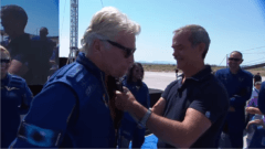 האסטרונאוט לשעבר כריס הדפילד מעניק את כנפי החלל לסר ריצ'ארד ברנסון לאחר הטיסה המוצלחת לסף החלל. צילום מסך מתוך ערוץ היוטיוב של וירג'ין גלקטיק.