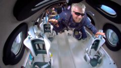 ריצ'ארד ברנסון, מייסד ומנכ"ל וירג'ין גלקטיק מרחף בתא הנוסעים בחללית התת מסלולית ספייס-שיפ2 במשימה יוניטי 22 שהתקיימה ב-11 ביולי 2021. צילום יחצ, וירג'ין גלקטיק