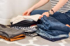 85 אחוז מהבגדים נזרקים בתוך פחות משנה מרגע הקנייה. Photo by Sarah Brown on Unsplash
