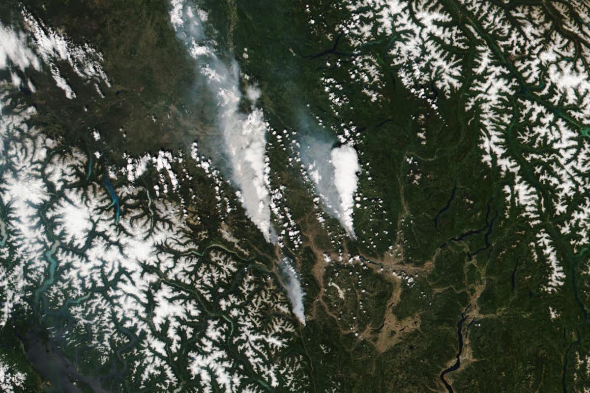حرائق الغابات في الساحل الغربي للولايات المتحدة الأمريكية في نهاية يونيو 2021. صورة ناسا