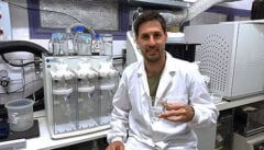 אופיר ענבר ומי אטמוספרה תל אביביים. צילום: אוניברסיטת תל אביב