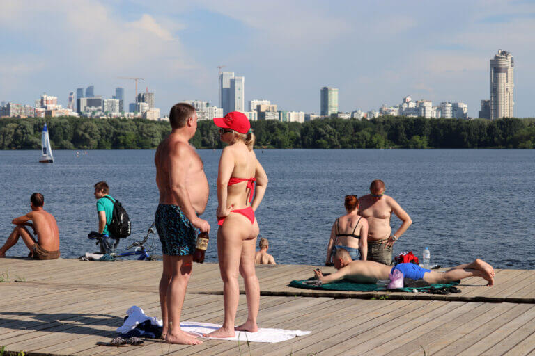 الناس يأخذون حمام شمس في موسكو. موجة الحر في يونيو 2021. الصورة: شترستوك