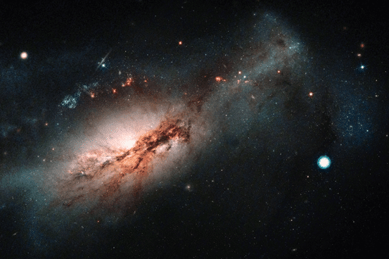 תיאור + קרדיט לתמונת סופרנובה:  קומפוזיציה של צילומים ממצפה לאס קומברס וטלסקופ החלל האבל של סופרנובת לכידת האלקטרונים SN2018zd (העיגול הבהיר מימין), והגלקסיה בו היא התרחשה, NGC 2146. קרדיט: NASA/STScI/J. DePasquale; Las Cumbres Observatory