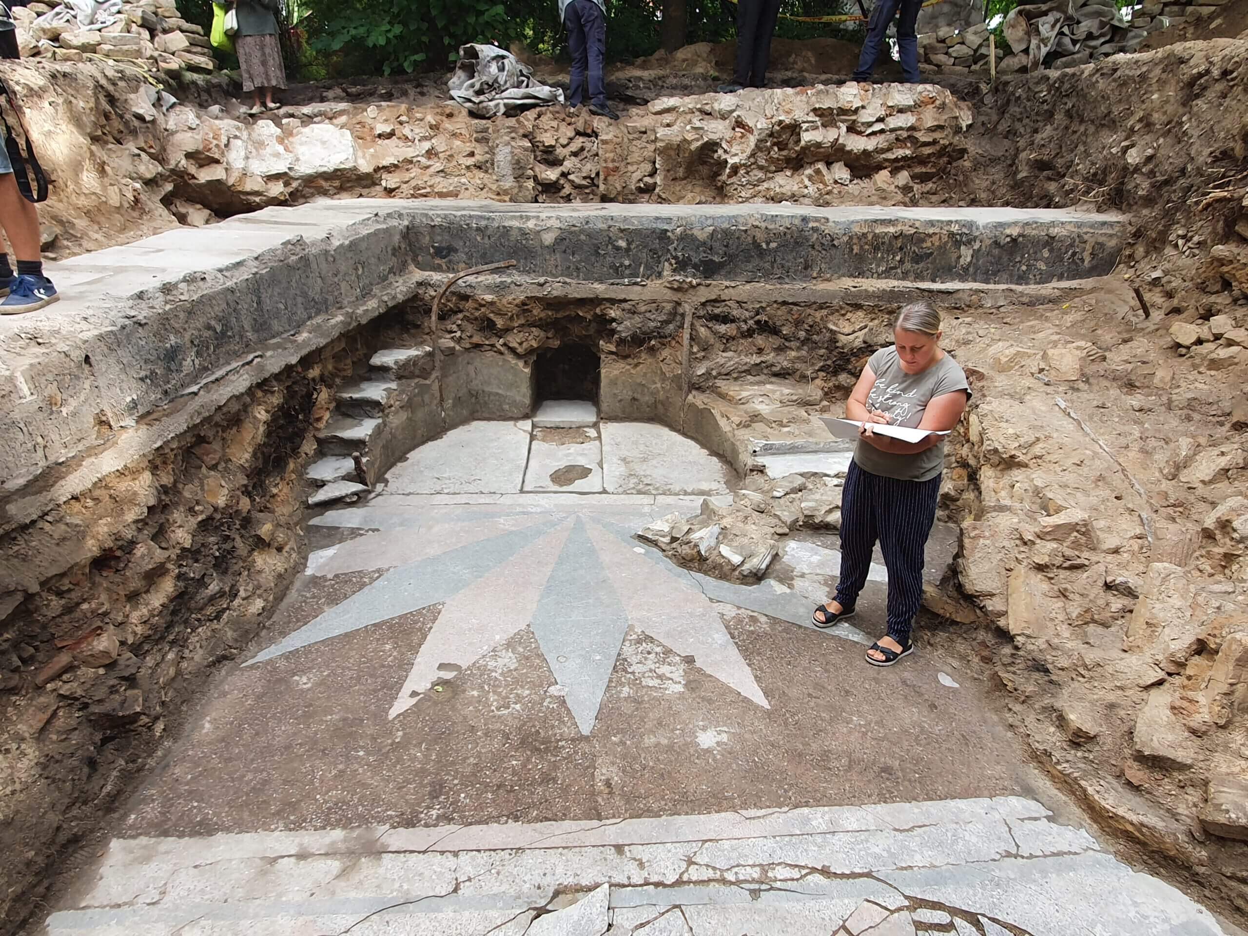 החפירה של בית הכנסת הגדול של וילנה בה נראית רצפת הבימה ליד עמוד המבנה.