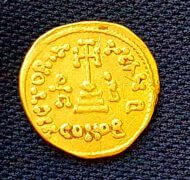 מטבע הזהב שנחשף בחפירה ועליו חריטה לסימון בעלות. צילום אמיר גורזלזני רשות העתיקות