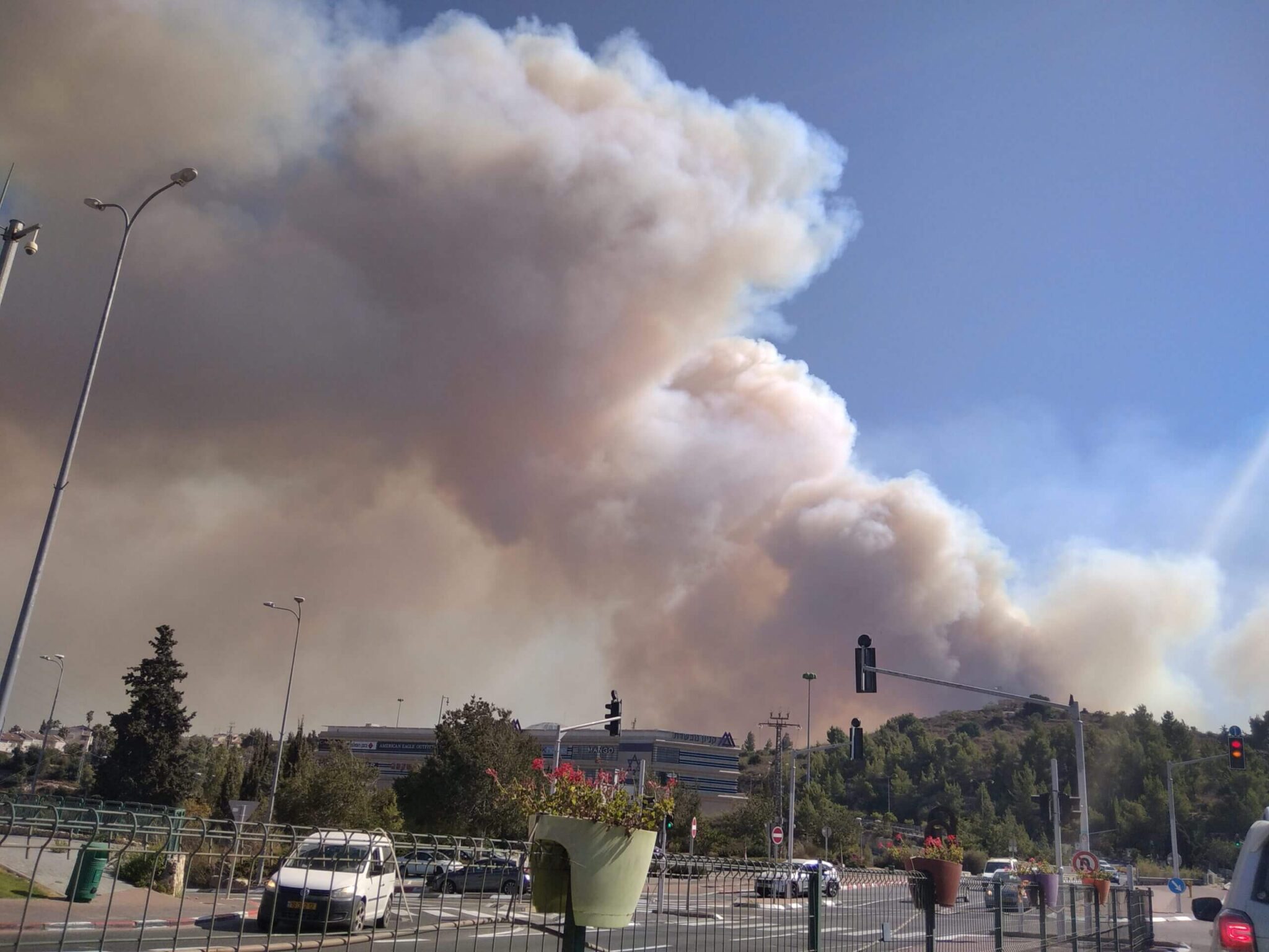 النار في جبال القدس على خلفية القلعة. تصوير: ايهود أمير