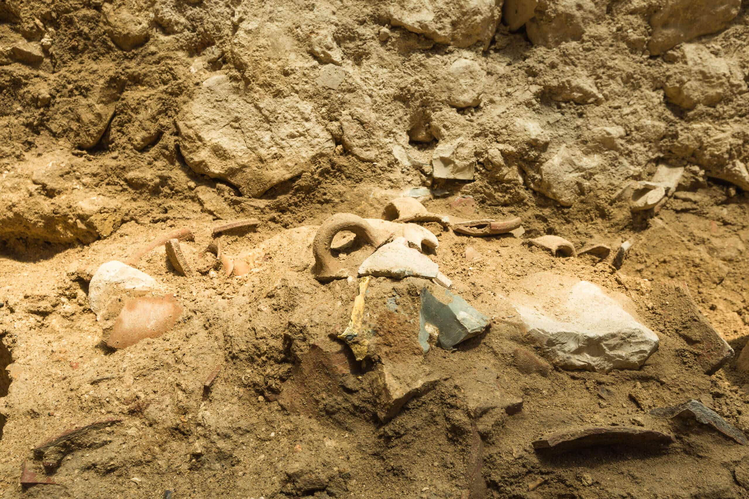 שרידי כלים שהתנפצו ברעידת האדמה. צילום- אליהו ינאי - עיר דוד