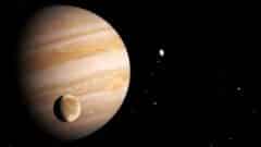 התמונה הזאת מציגה התרשמות אמן של הירח של מאדים גנימד. אסטרונומים השתמשו בנתוני ארכיון מטלסקופ החלל האבל כדי לגלות את ההוכחה הראשונה להימצאות אדי מים באטמוספירה של הירח של צדק גנימד, תוצאה של בריחה תרמית של אדי מים מהקרח שעל פני הירח. Credit: ESA/Hubble, J. daSilva