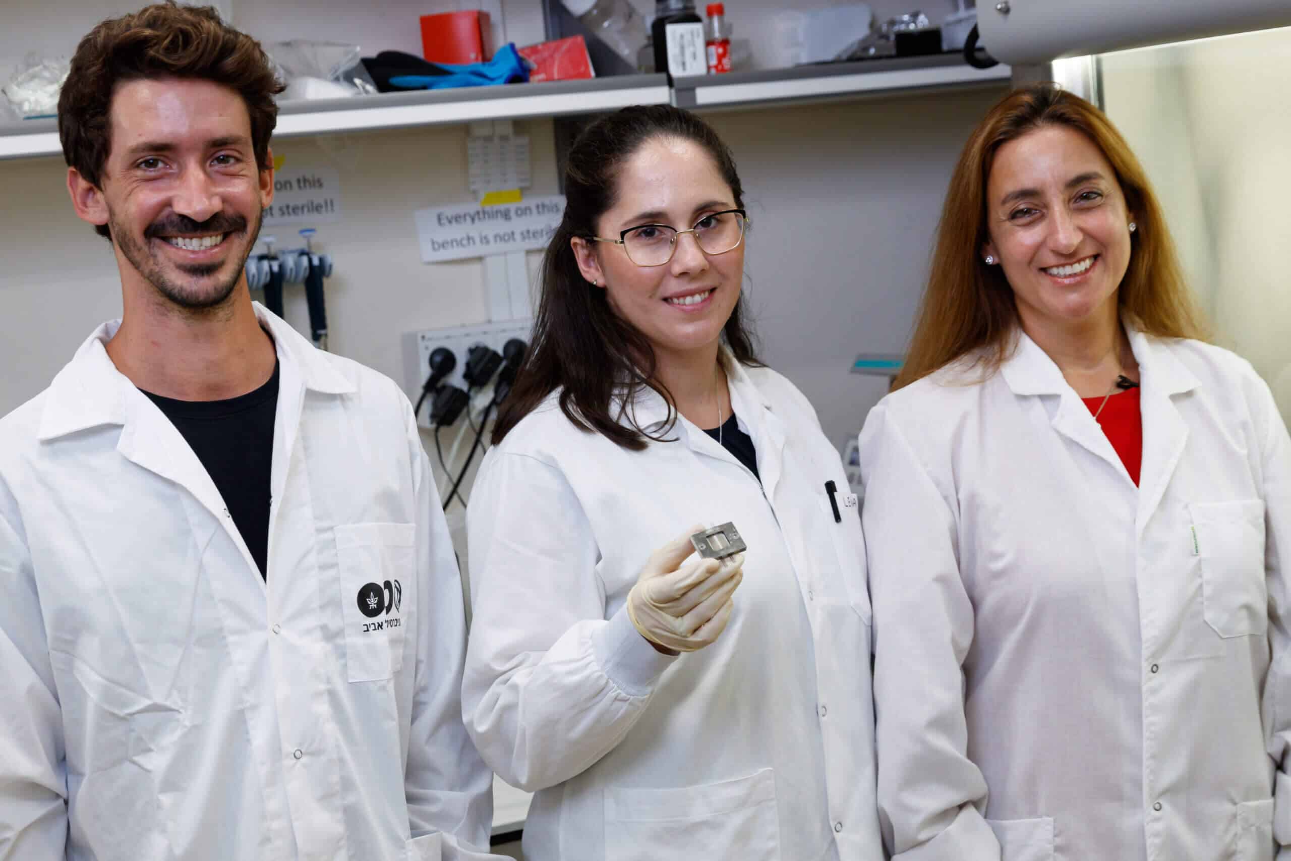 فريق البحث (من اليمين إلى اليسار): رونيت ساتشي فاينيرو، لينا نيوفيلد، عيلام عيني. الصورة: المتحدث باسم جامعة تل أبيب