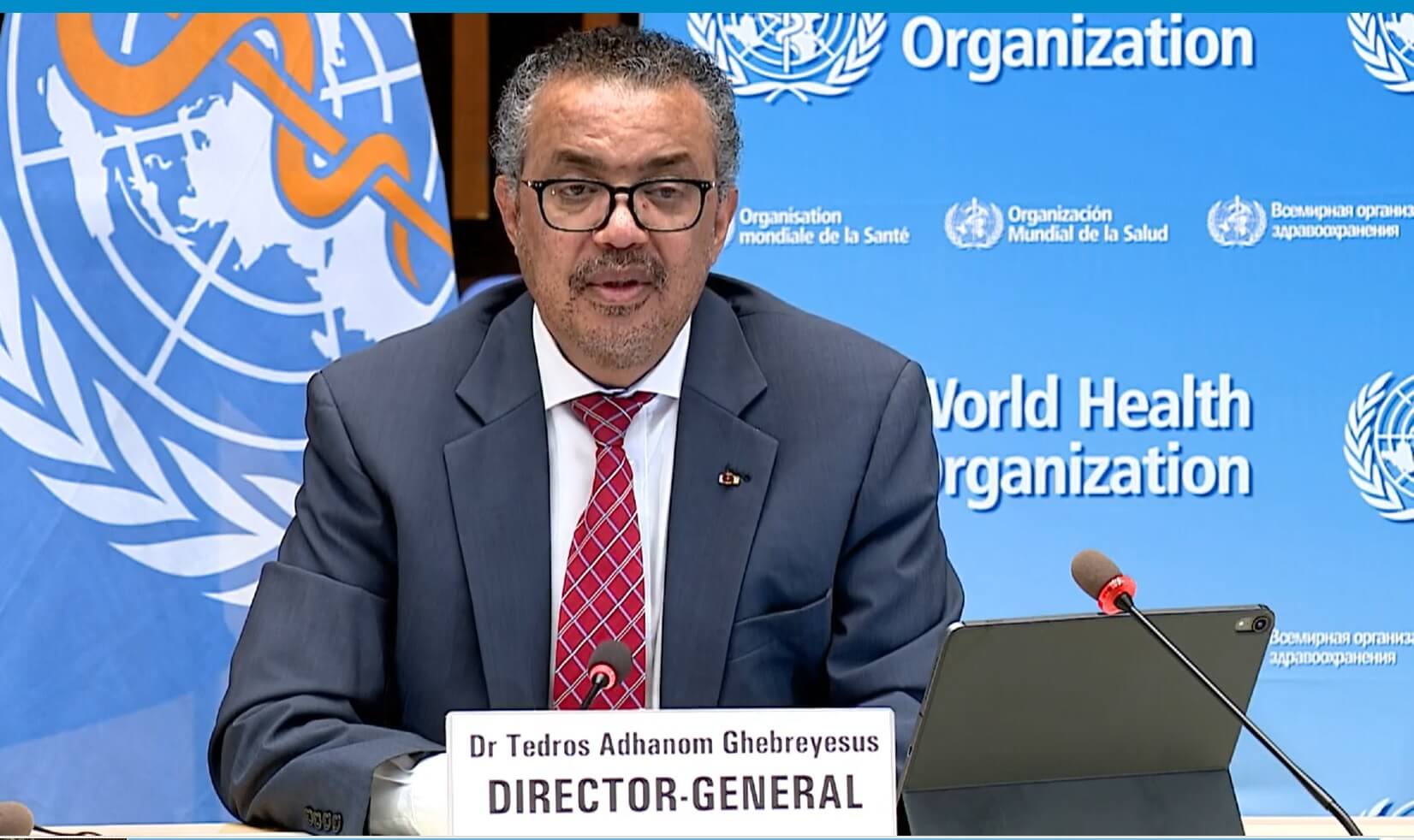 المدير العام لمنظمة الصحة العالمية الدكتور تيدروس أدهانوم غيبريسوس في مؤتمر صحفي من الفيديو على موقع الوكالة.
