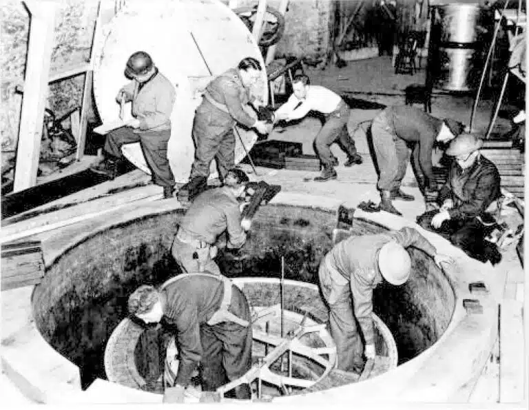 وقف تشغيل المفاعل النووي في هايجرلوخ، ألمانيا، أبريل 1945. من ويكيبيديا