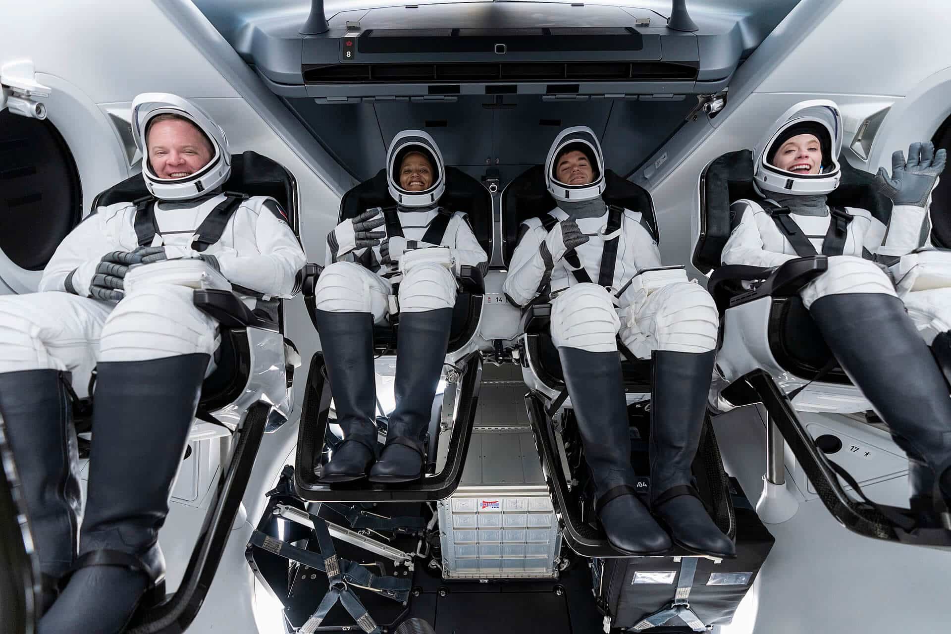 The crew of Inspiration4 participate in a launch day rehearsal on September 13, 2021 : (L-R) Sembroski, Proctor, Isaacman and Arceneaux. צילום: SpaceX