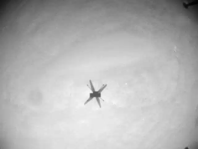 מסוק המאדים יום המאדים 193 - מצלמת הניווט: מסוק המאדים אינג'נואיטי של נאס"א צילם את התמונה הזאת באמצעות מצלמת הניווט שלו בטיסה ה-13 שלו ב-5 בספטמבר 2021 (יום המאדים 193 של משימת הרכב פרסבירנס) בזמן השמשי המקומי 12:06:30.