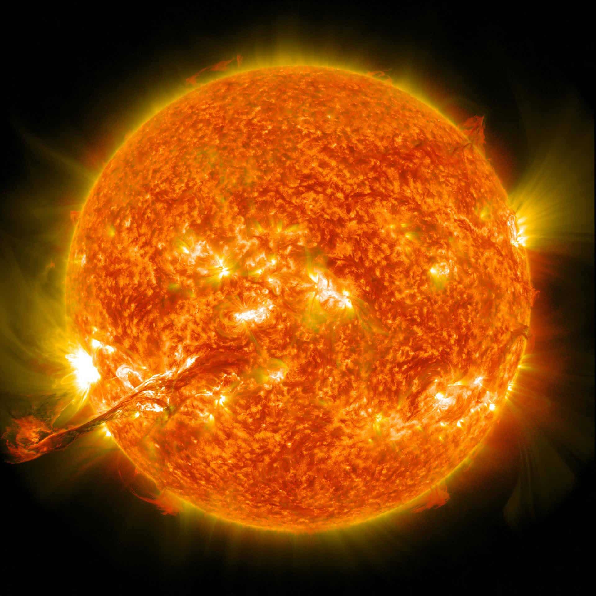 פליטת מסה מהעטרה מתפרצת מהשמש שלנו ב-31 באוגוסט 2012. צילום: NASA/GSFC/SDO