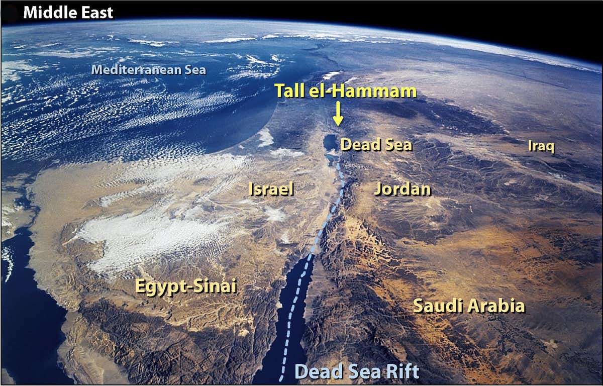תמונת לוויין המציגה את האזור של טאל אל-חמאם כ-12 קילומטרים צפונית מזרחית לים המלח.  העיר, הנקראת כיום "טאל אל-חמאם", ממוקמת כ-11 ק"מ צפונית מזרחית לים המלח, במה שכיום הוא ירדן. נאס"א, CC BY-ND