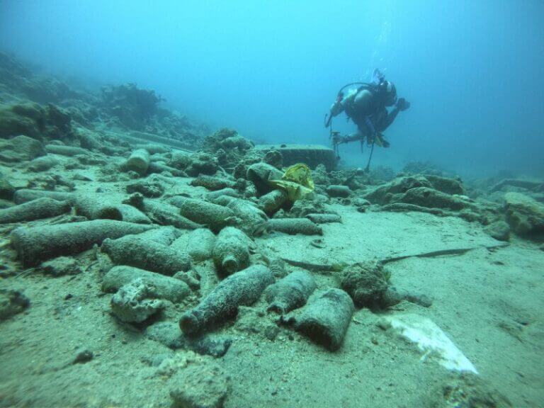 ניתוק אלמוגים מפריטי פסולת בים האדום. צילום: עומרי עומסי, רשות הטבע והגנים