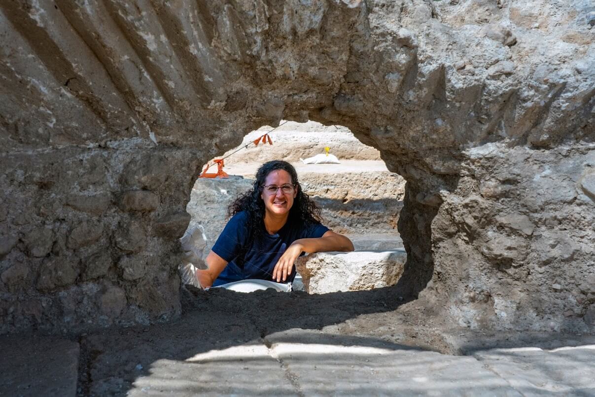 מנהלת החפירה ביבנה, ליאת נדב-זיו. גולת הכותרת של הגיתות הם תאים בצורת קונכייה -עיטור המעיד על עושרם של בעלי המפעל