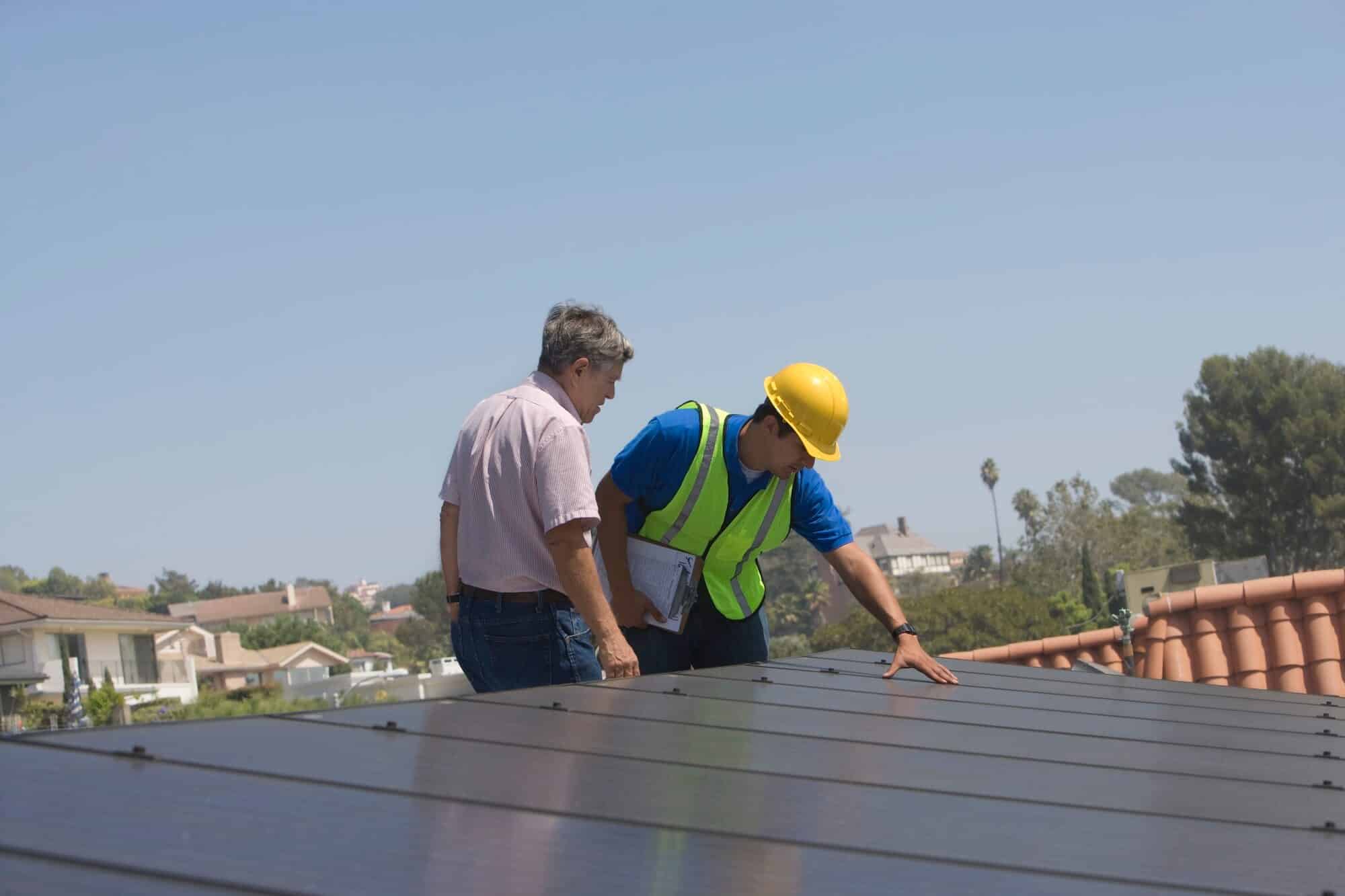 Roofing in California with solar panels. Illustration: depositphotos.com