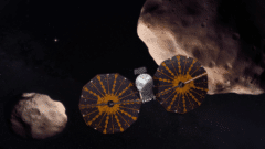 איור זה מתאר את החללית לוסי בקרבת האסטרואיד הטרויאני (617) פטרוקלוס והמלווה שלו מנוטיוס (אסטרואיד כפול). לוסי תהיה המשימה הראשונה לחקור את האסטרואידים הטרויאנים של צדק - שרידים עתיקים של מערכת השמש החיצונית הלכודים במסלולו של כוכב הלכת הענק. NASA’s Goddard Space Flight Center/Conceptual Image Lab/Adriana Gutierrez