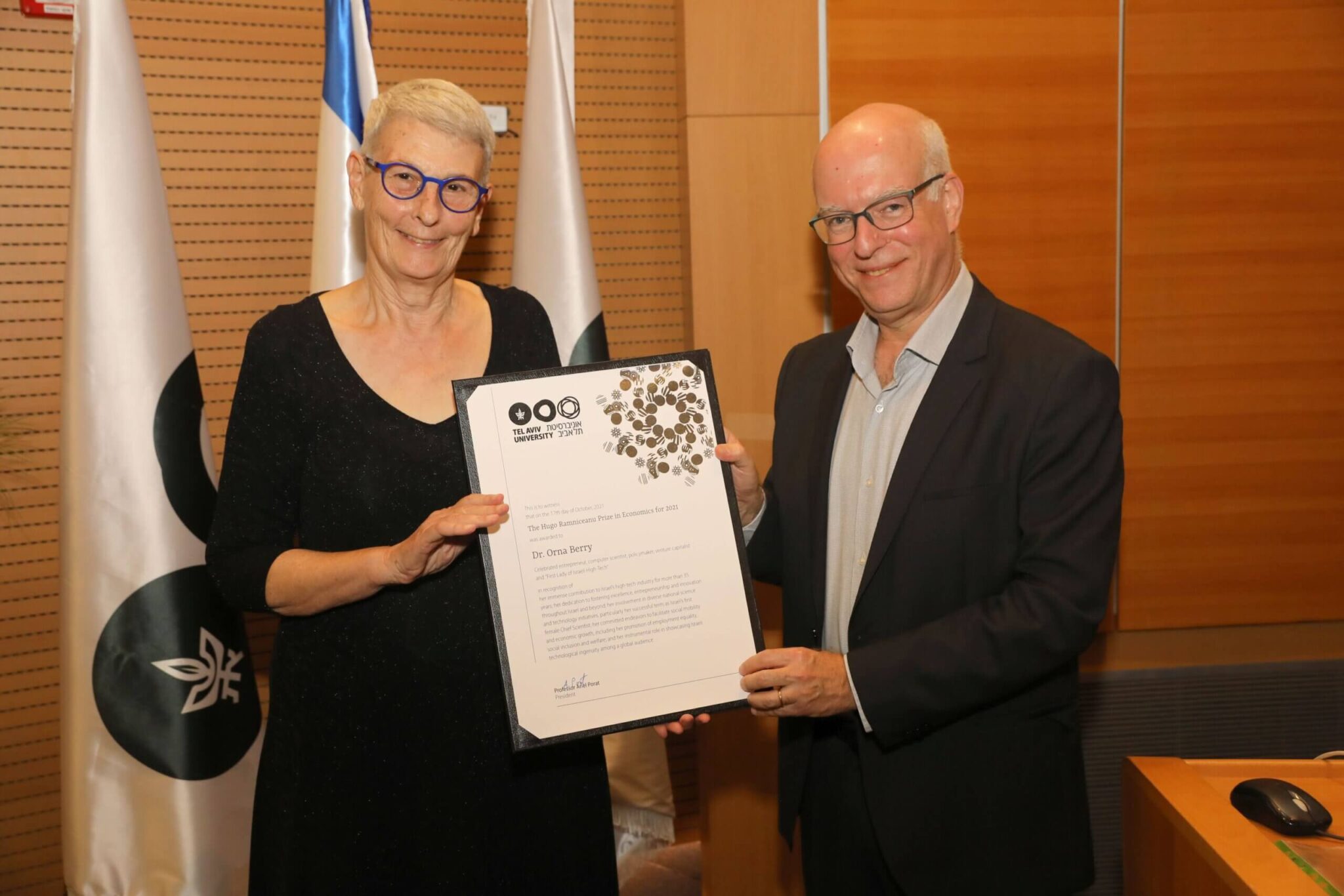 The president of Tel Aviv University, Prof. Ariel Porat presents the award to Dr. Orna Berry. Photography: Chen Galili