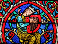 דוד המלך מנגן על נבל. ויטראז' בקטדרלת נוטרדם בפריז. המחשה: depositphotos.com