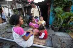 משפחה בשכונת עוני בבנגקוק. המחשה: depositphotos.com