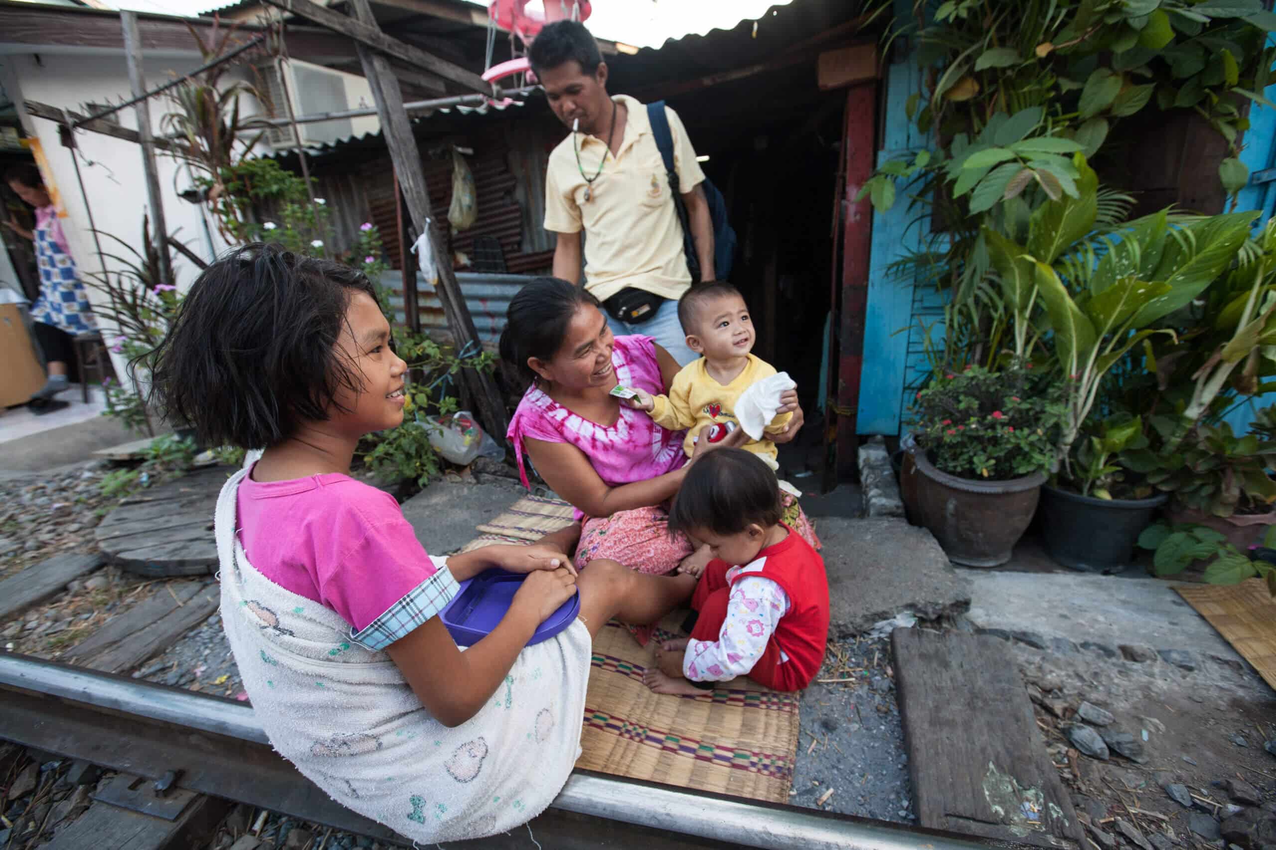משפחה בשכונת עוני בבנגקוק.  <a href="https://depositphotos.com. ">המחשה: depositphotos.com</a>
