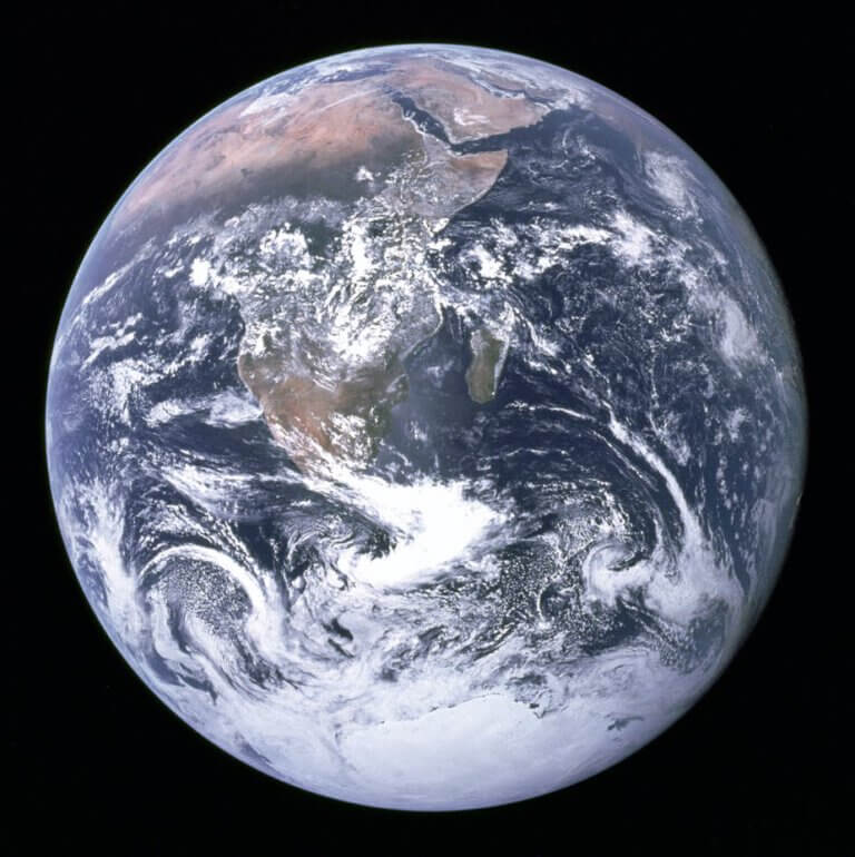 תמונה זו של כדור הארץ מרחוק, המכונה הגולה הכחולה, צולמה על ידי האסטרונאוטים מסיפון אפולו 17. NASAMarshall/Flickr , CC BY-SA