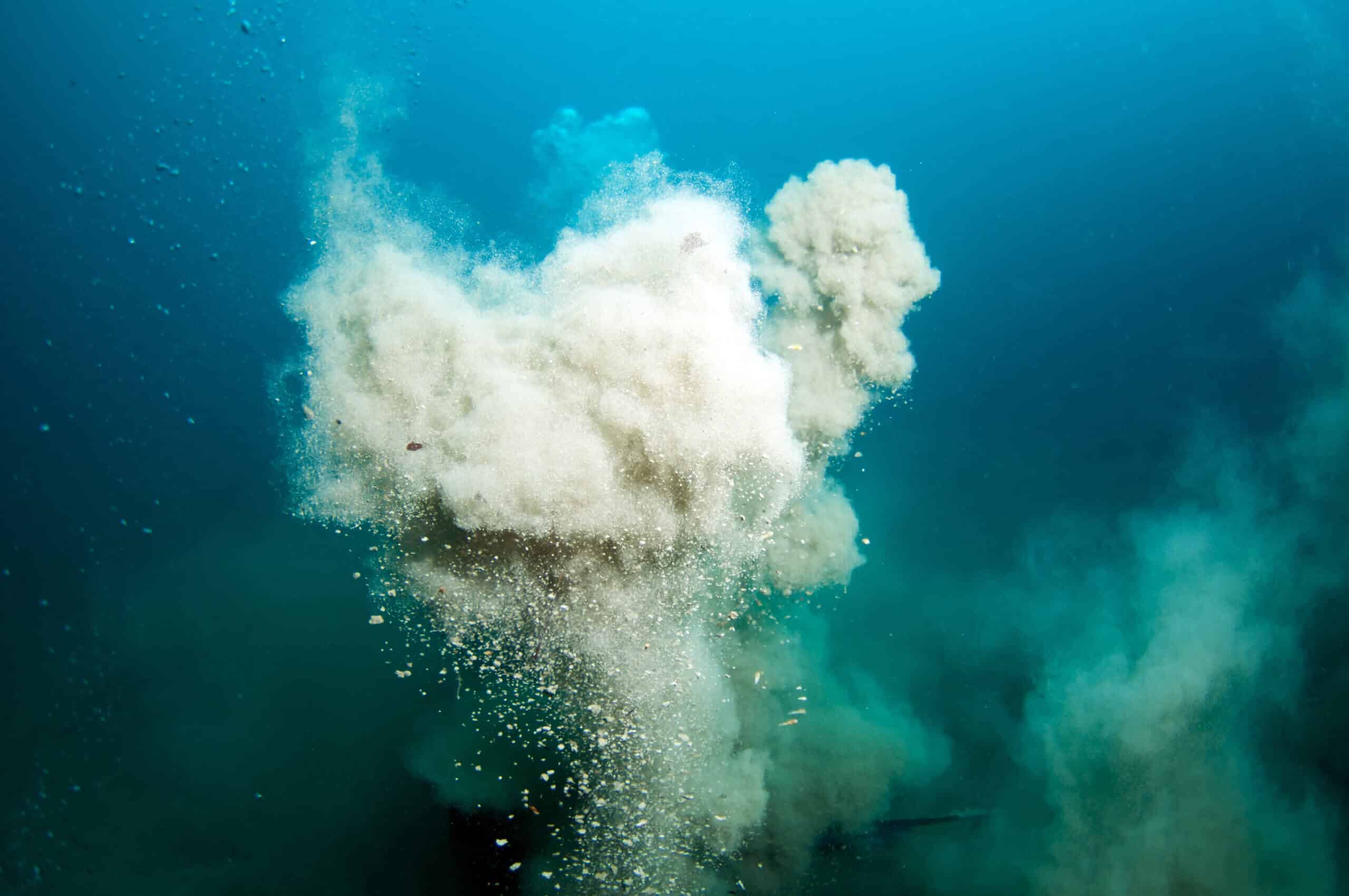 الانبعاث تحت الماء. الصورة: شترستوك