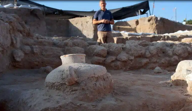 כד שנחשף בחפירות המבנה מימי הסנהדרין. צילום אמיל אלג'ם רשות העתיקות