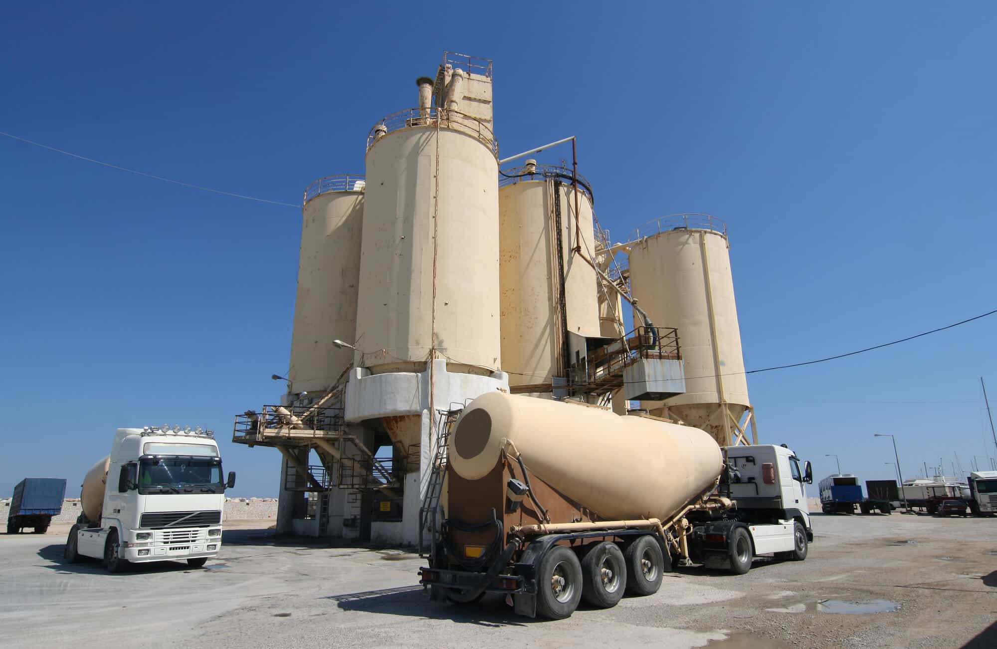 Cement plant and dedicated trucks. Illustration: depositphotos.com