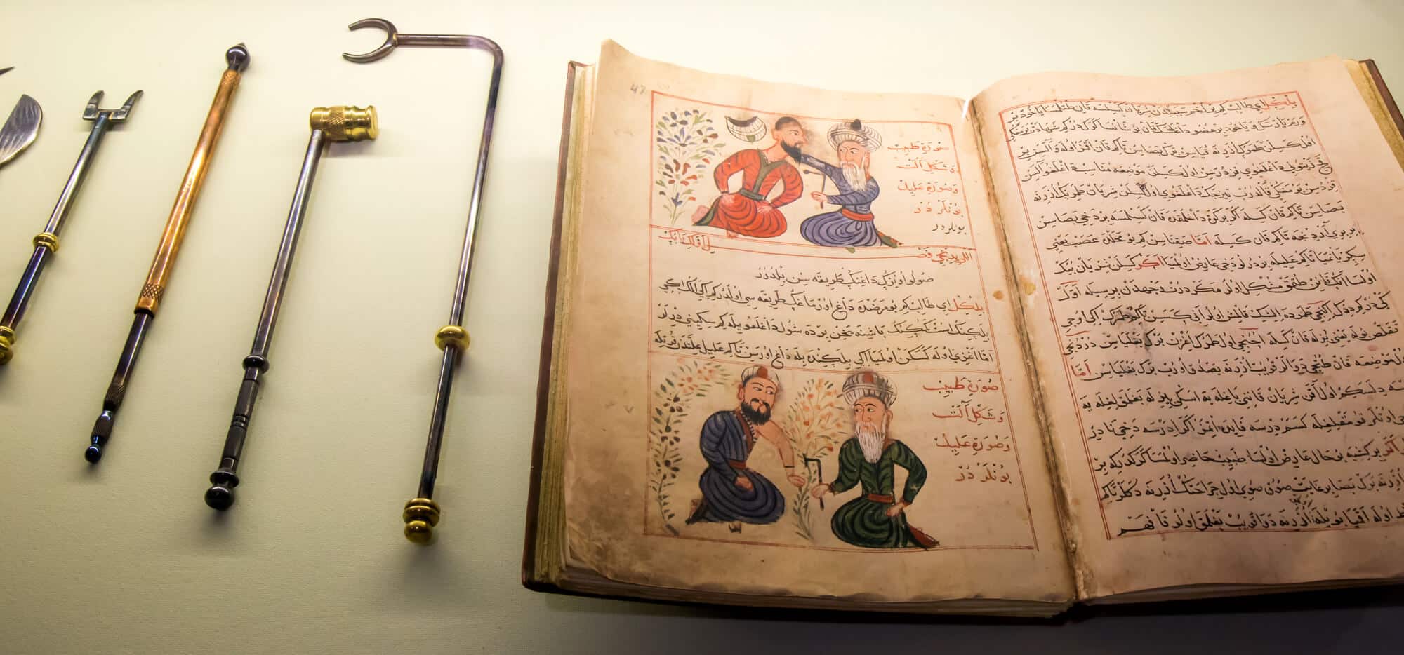 ספר וציוד ששימשו את הרופאים הערבים בימי הביניים. 