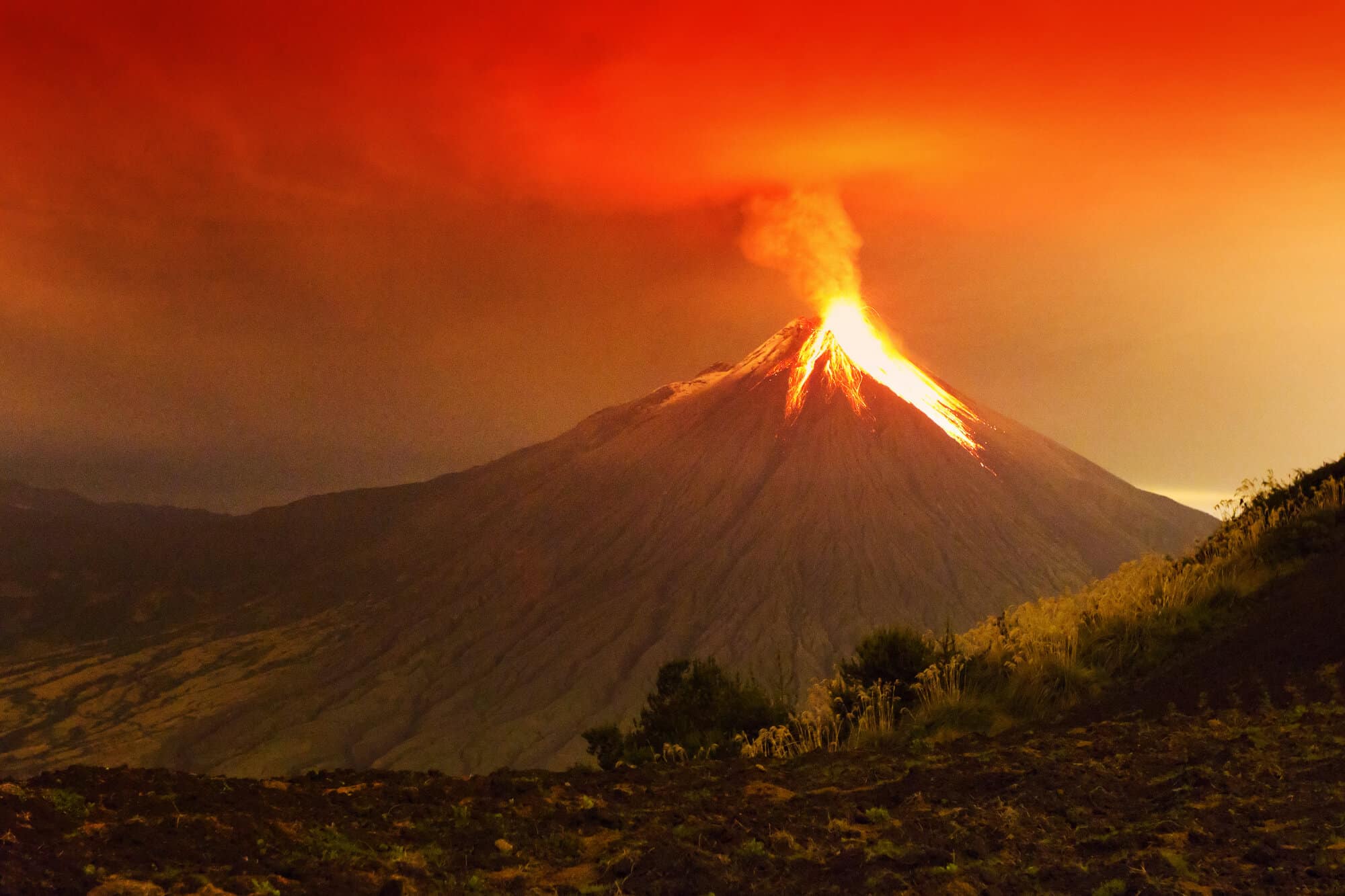צילום בחשיפה ארוכה של הר הגעש טונגורהואה מתפרץ בלילה של ה-29/22/2011. <a href="https://depositphotos.com. ">המחשה: depositphotos.com</a>
