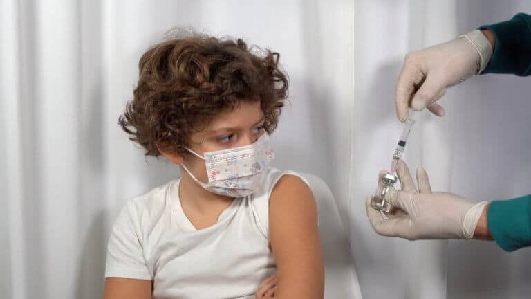 تطعيم الأطفال ضد كورونا. الرسم التوضيحي: موقع Depositphotos.com