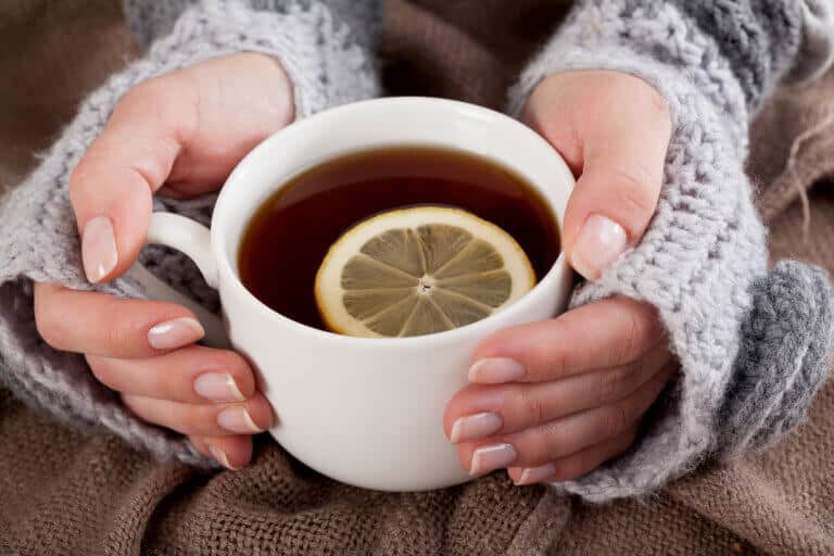 Hot tea with lemon. Illustration: depositphotos.com