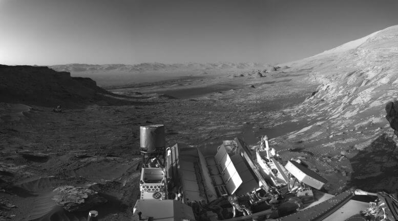 רכב המאדים קיוריוסיטי של נאס"א השתמש במצלמות הניווט בשחור לבן שלו כדי לצלם תמונות פנורמיות של הנוף הזה בשתי שעות של היום. זה היה הנוף בשעה 16:10, שעון מאדים. קרדיט: NASA/JPL-Caltech