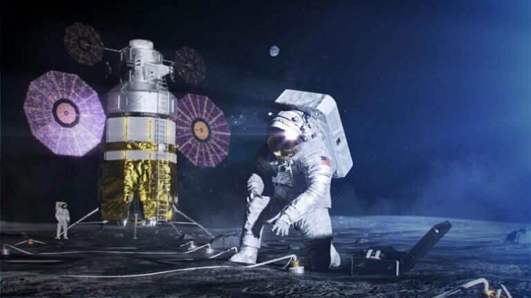 הדמיה של חליפת החלל החדשה שנאס"א מעצבת עבור האסטרונאוטים של ארטמיס. החליפה מכונה xEMU, או Exploration Extravehicular Mobility Unit. קרדיט: נאס"א