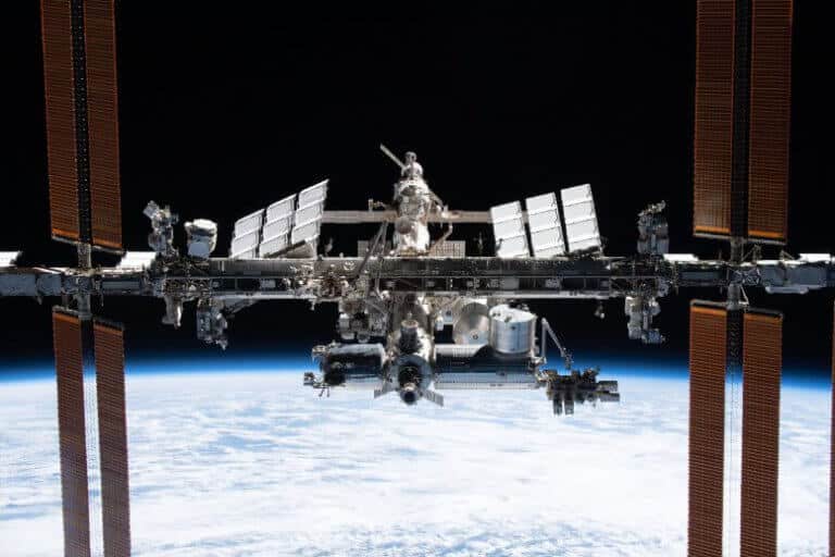תחנת החלל צולמה מ-SpaceX Crew Dragon Endeavour במהלך יציאת החללית ממנה לקראת החזרה לכדור הארץ ב-8 בנובמבר 2021. קרדיט: מרכז ג'ונסון של נאס"א