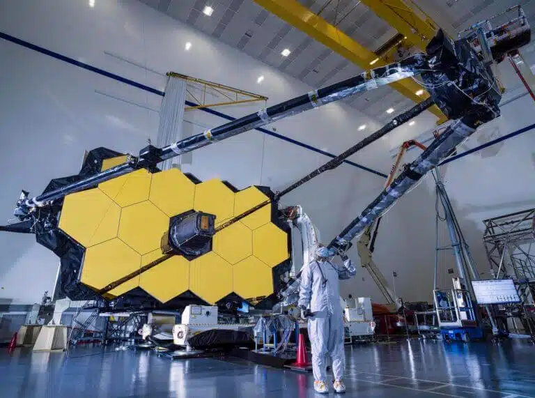 טלסקופ החלל ג'יימס ווב הוא הטלסקופ המסלולי הגדול ביותר שנבנה אי פעם . NASA/Desiree Stover , CC BY